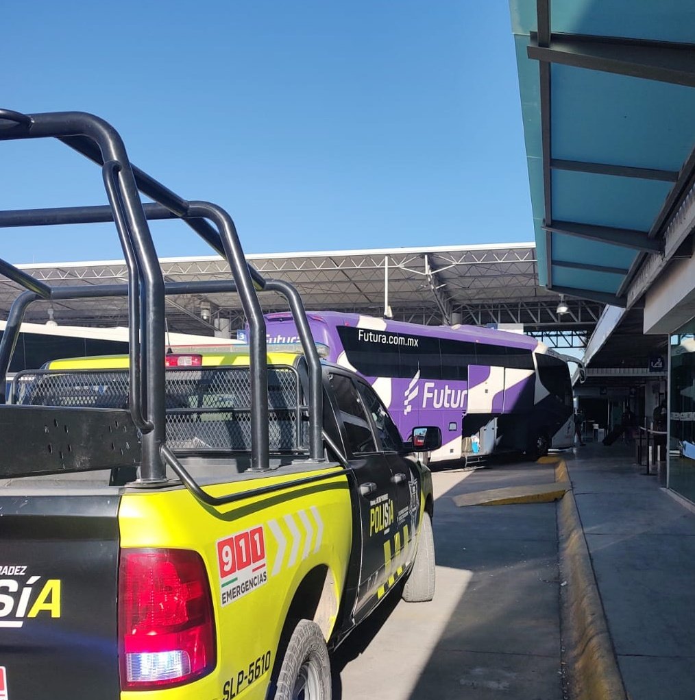 Madre abandona a su hija y sobrina en la central camionera de SLP