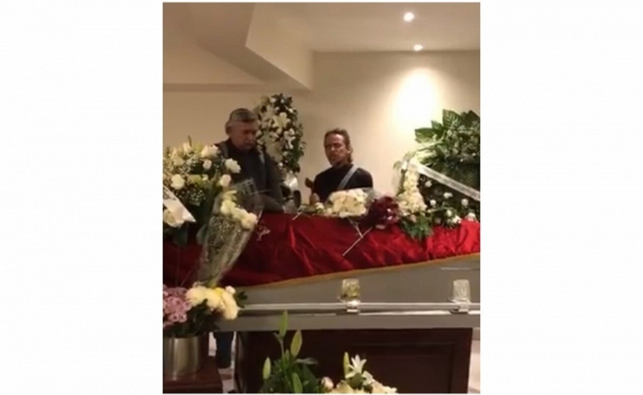 Rubén Albarrán se despide de Vega Gil. Foto: Captura de pantalla