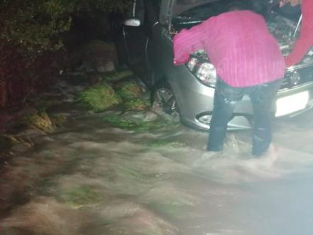 Rescatan a familia arrastrada dentro de su vehículo por el río Moctezuma 