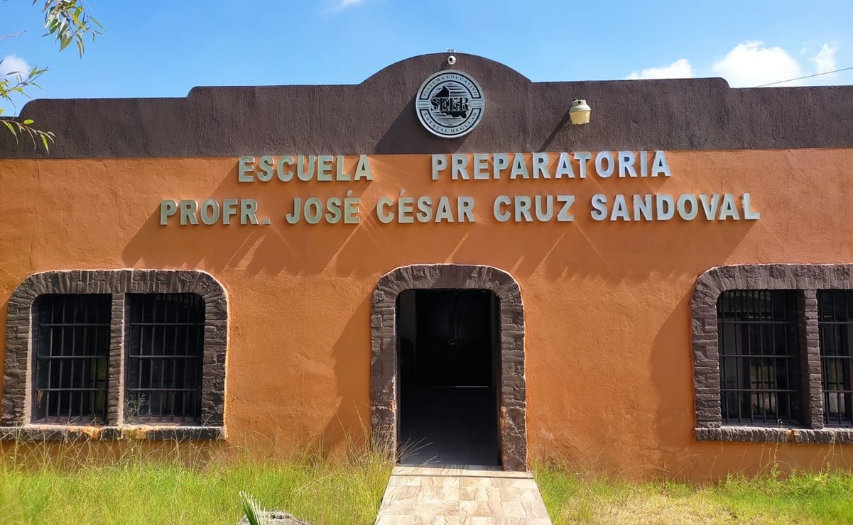 Padres, molestos por falta de información sobre casos de Covid en prepa de capital de SLP