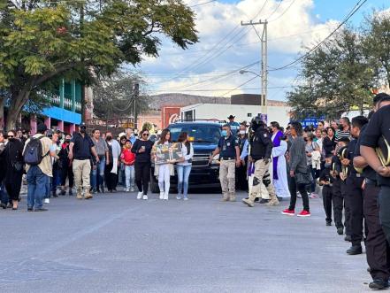 A caballo, con flores y banda reciben restos de Emmanuel Govea en Santa María del Río 