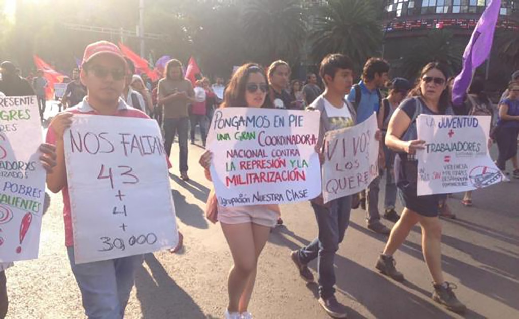 Alrededor de 100 personas iniciaron una marcha en la Ciudad de México. /Pedro Villa y Caña - EL UNIVERSAL