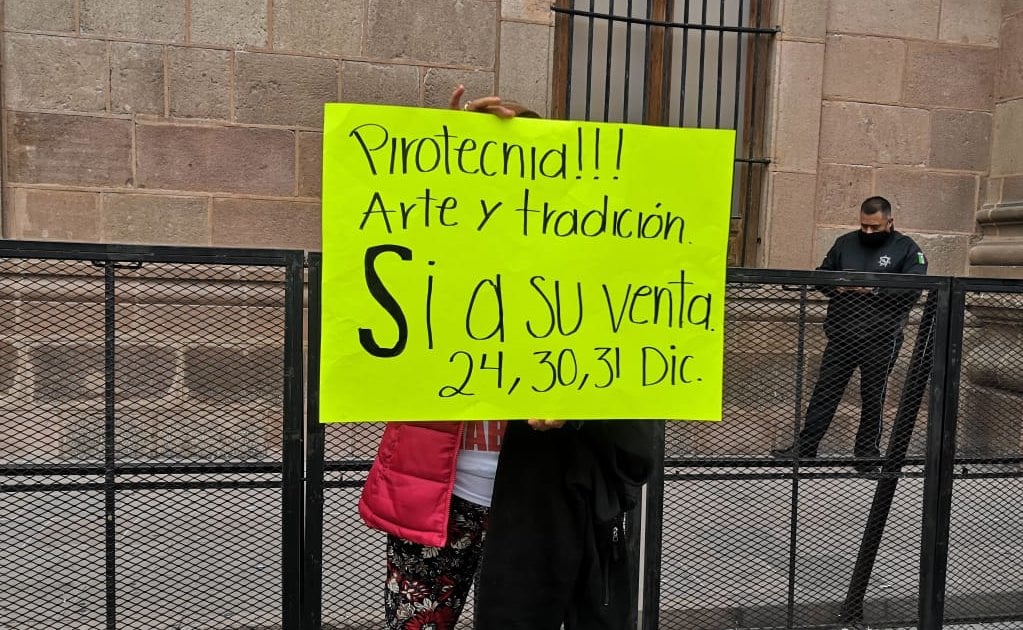 Vendedores de pirotecnia protestan frente al Palacio de Gobierno de SLP
