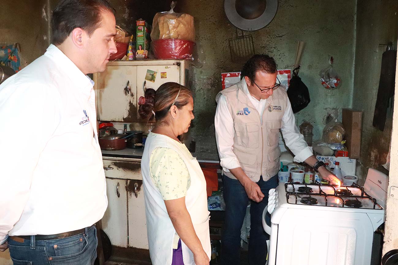 Entregan estufas a familias de escasos recursos en San Sebastián