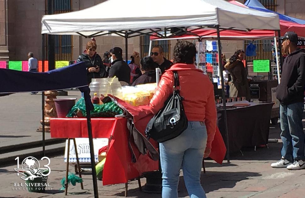 Comerciantes convierten en romería Plaza de Armas
