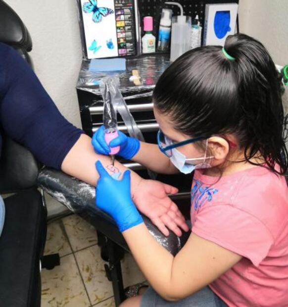 Yusseth, la potosina que con 10 años expresa su pasión por el arte de tatuar