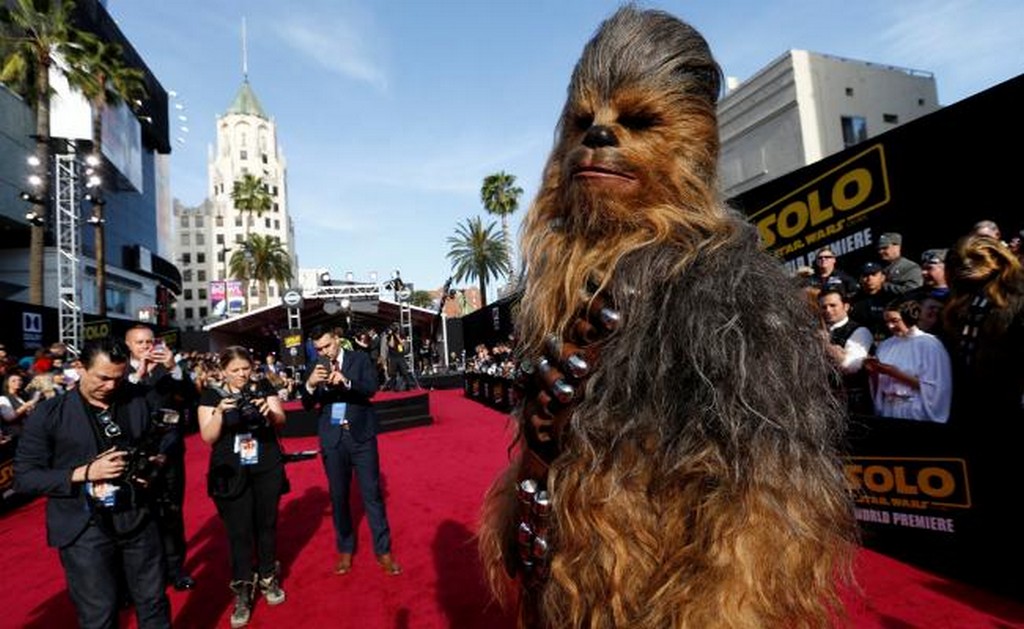 Chewbacca durante la alfombra roja en la premiere mundial de "Solo: A Star Wars Story". Foto: REUTERS/Mario Anzuoni