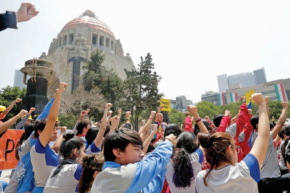 Los capitalinos participaron de manera cuantiosa en el macrosimulacro, como ocurrió en la explanada del Monumento a la Revolución. (JUAN BOITES. EL UNIVERSAL)