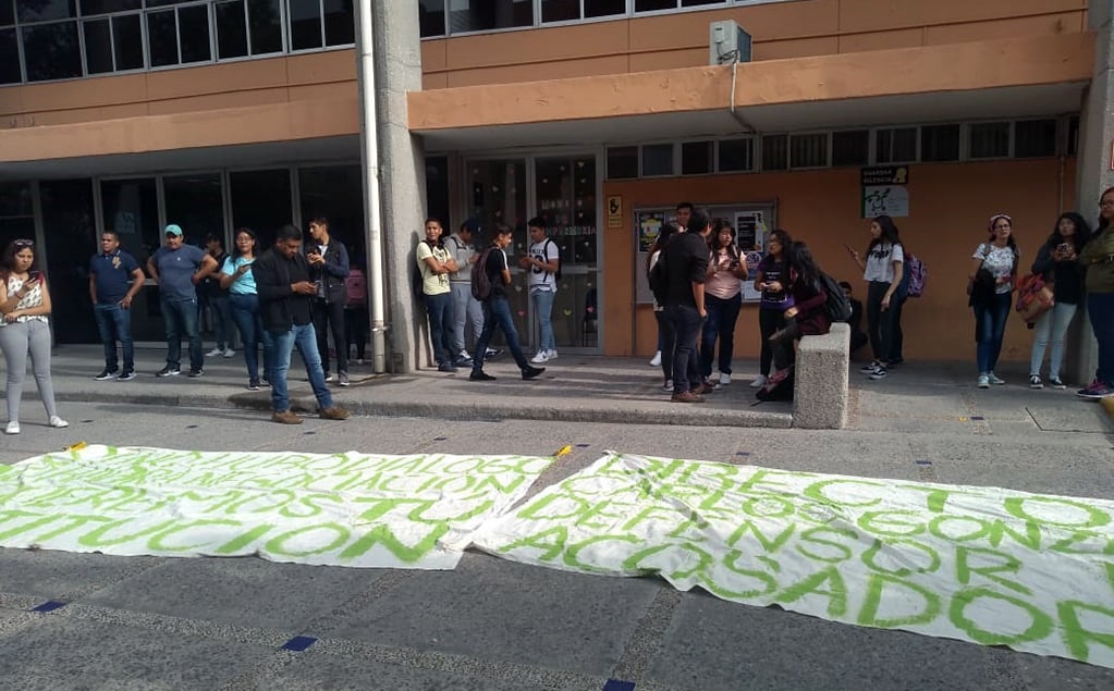 Alumnos toman instalaciones de FCA de la UASLP