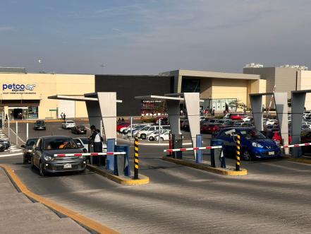 Reportan aumento de tarifas de estacionamiento en centro comercial de San Luis