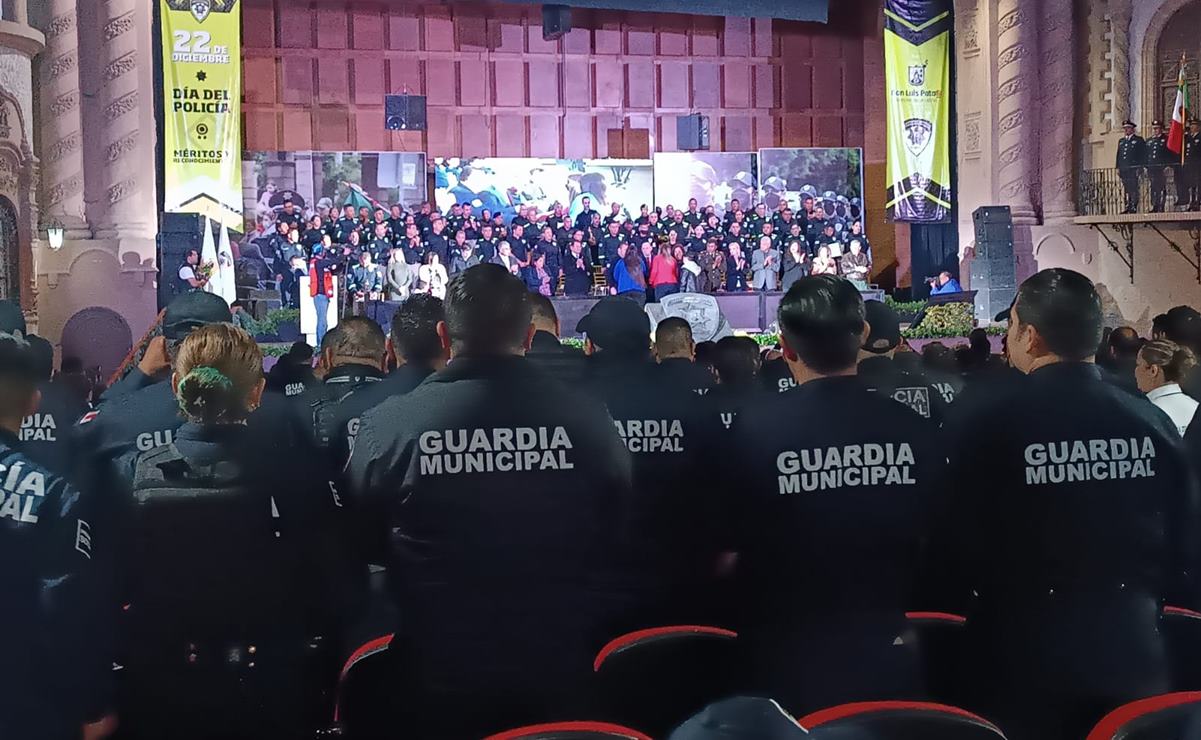 Dan reconocimientos a policías de capital de SLP; promueven a 70 elementos. Foto: Xochiquetzal Rangel
