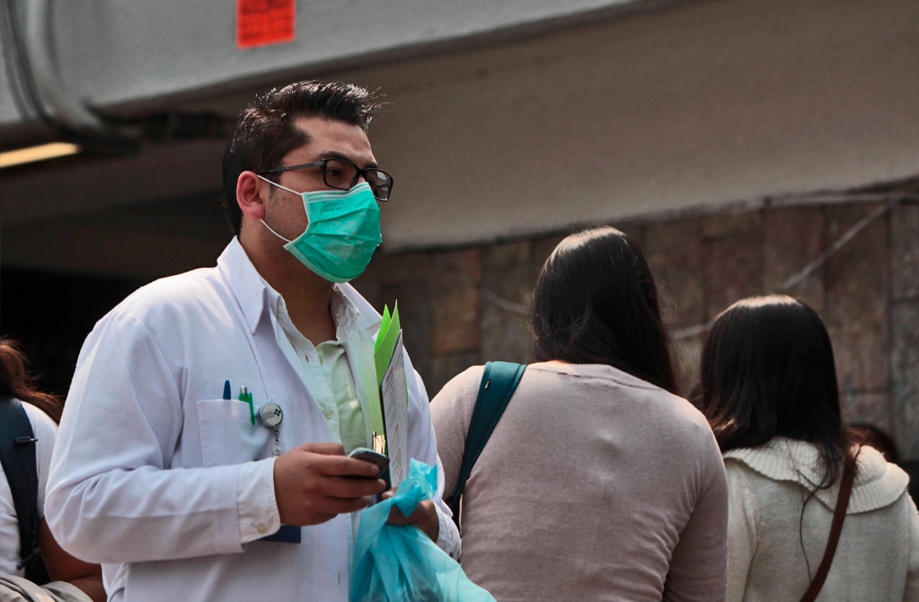 Consultorios gratuitos abaratan profesión médica, señala director de la Facultad de Medicina