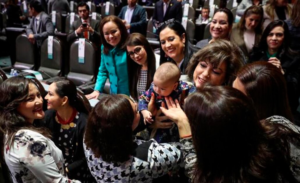 Tras polémica con Muñoz Ledo, senadora regresa a San Lázaro con bebé en brazos