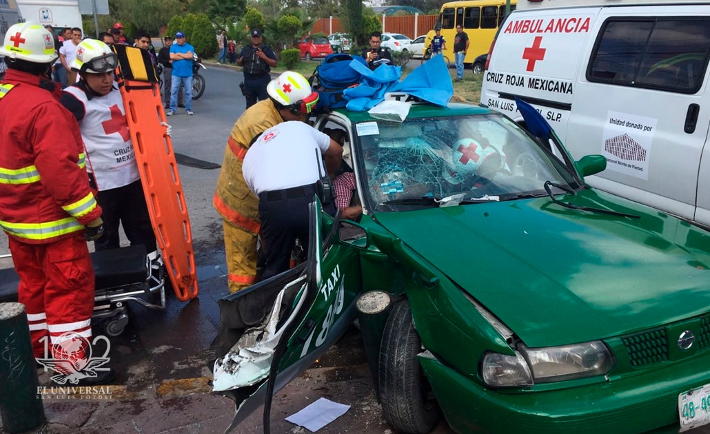 Patrulla choca contra taxi en Avenida México