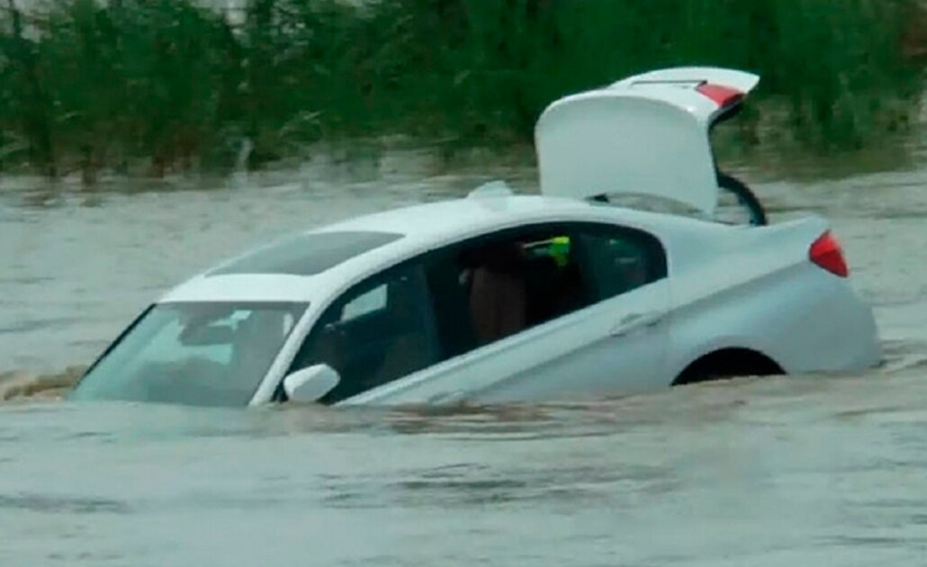 Hombre avienta su nuevo BMW al río por berrinche