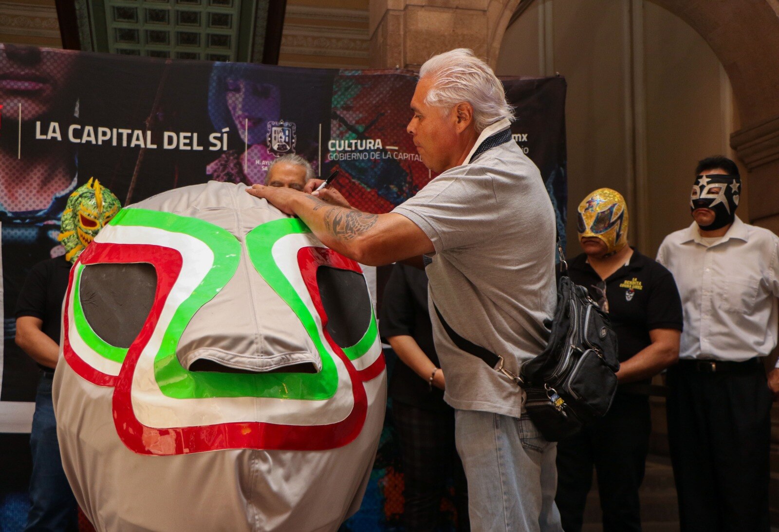 Llega máscara monumental de luchador a Palacio Municipal de SLP. Foto: Especial