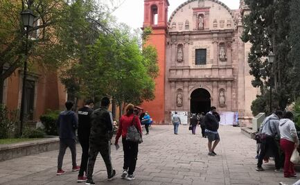 En semáforo amarillo por Covid, potosinos visitan los "siete altares" en Jueves Santo