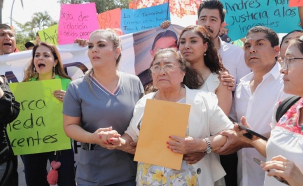 "Abarca es preso político", claman familiares; piden a AMLO liberarlo