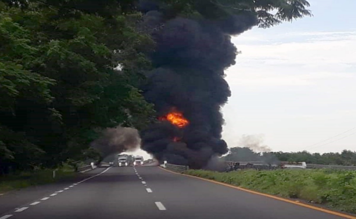 Cierran autopista en sur de Veracruz por incendio de tráiler
