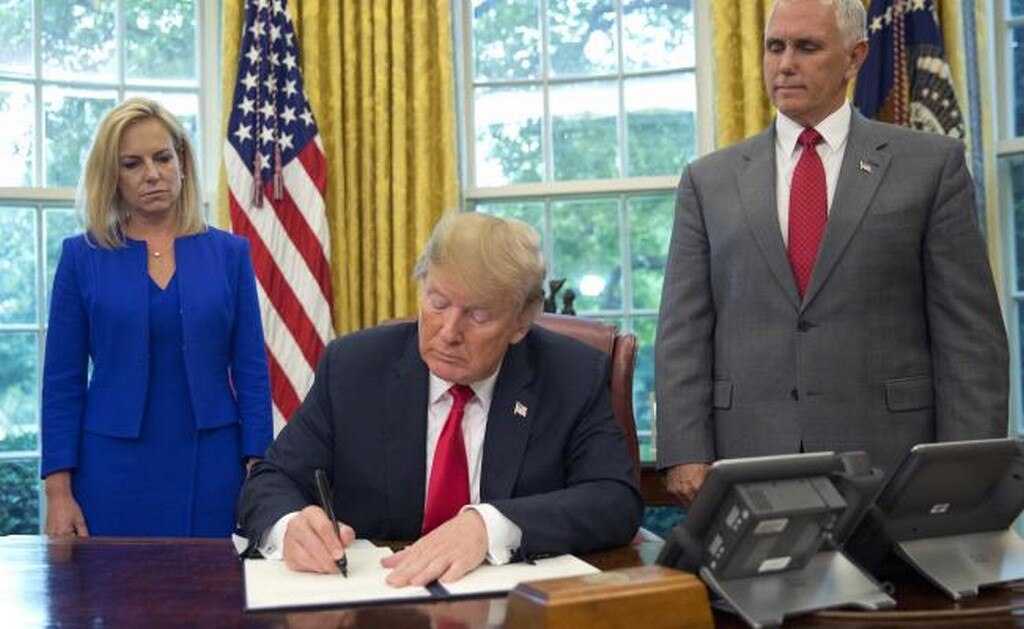 Donald Trump firma decreto para frenar separación de familias migrantes