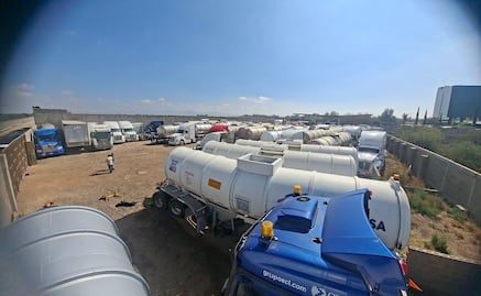 Aseguran predio con 30 pipas cargadas de combustible almacenado de forma irregular en SLP