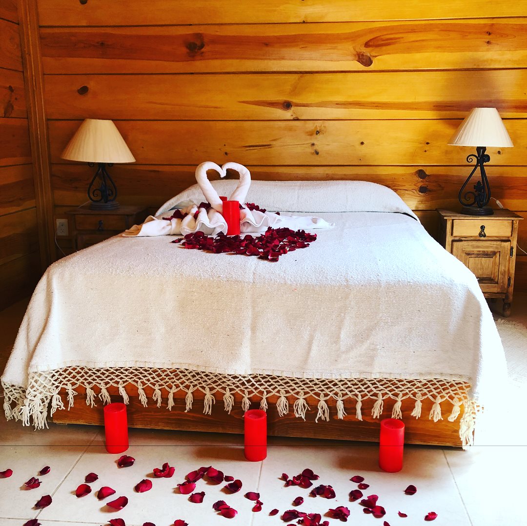 Habitación romántica de una de las cabañas. Foto: FB, CABAÑAS BERNAL