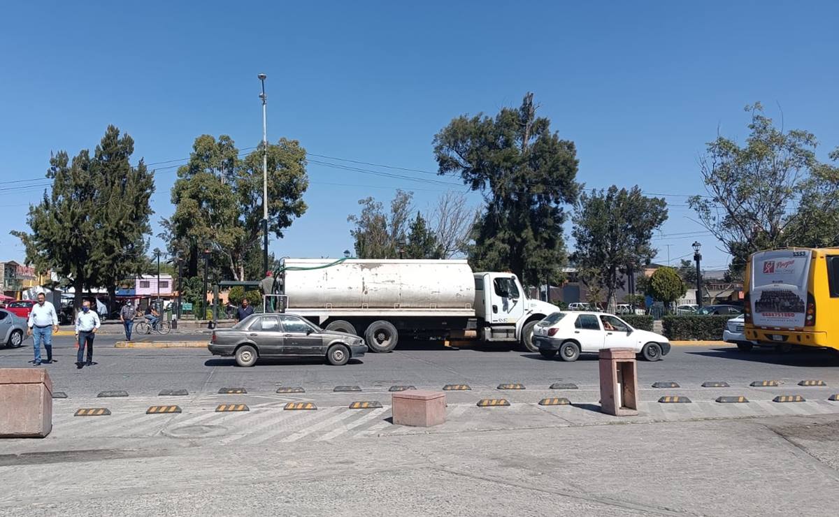 Por fallas en El Realito, potosinos gastan 700 pesos a la semana en pipas