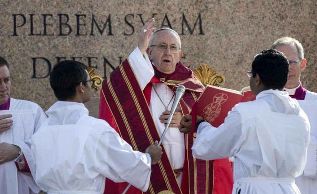 Portando una rama de palma entretejida conocida como "palmurello", Francisco lideró una procesión. (FOTO: EFE)