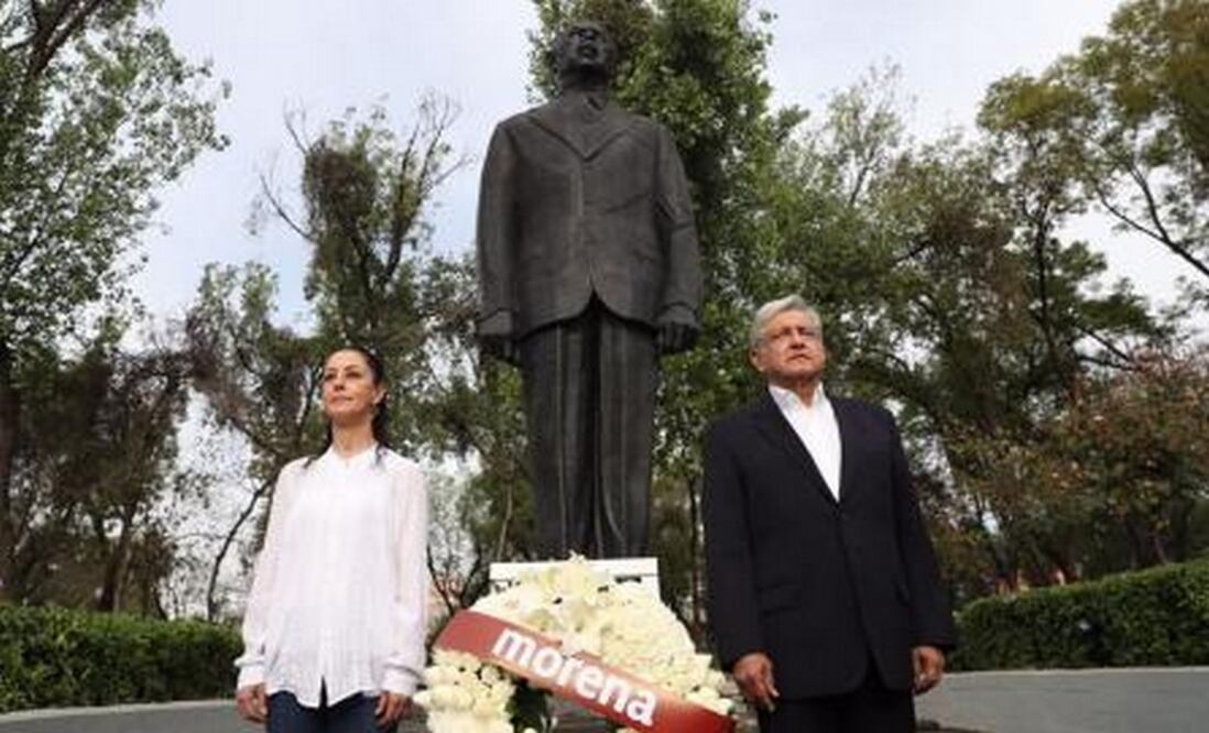 AMLO y Claudia Sheimbaun presentan ofrenda en el monumento a Lázaro Cárdenas sobre Eje Central. (FOTO: BERENICE FFREGOSO. EL UNIVERSAL)