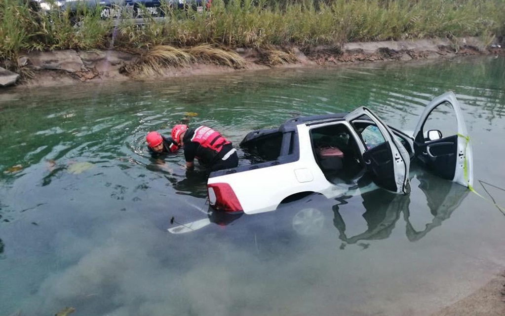 Camioneta cae a canal en Media Luna, cinco muertos 