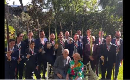 Salinas Pliego explica polémica por tradición familiar con espadas y bandas tricolor 