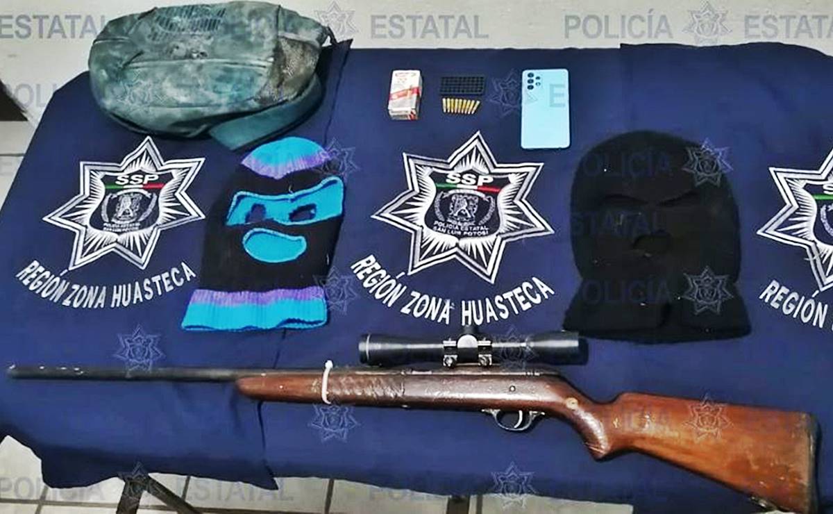 Caen dos sujetos en Ébano con rifle de mira telescópica y más de 10 mil pesos en efectivo