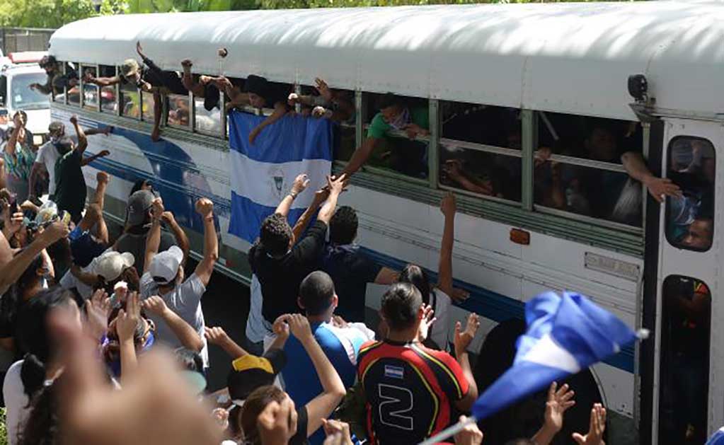 Estudiantes salen de iglesia sitiada por policías en Nicaragua; hay dos jóvenes muertos