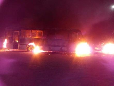 Dos personas intoxicadas en incendio en SLP, que consumió 18 autobuses de servicio urbano 