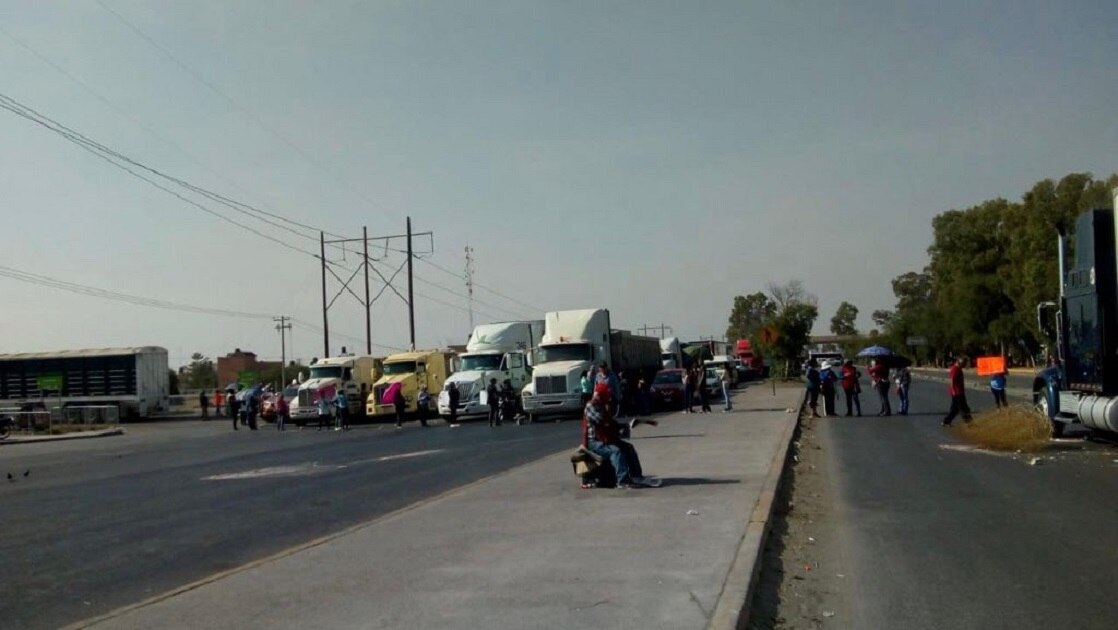 Reportan bloqueo en Periférico y Carretera a Rioverde