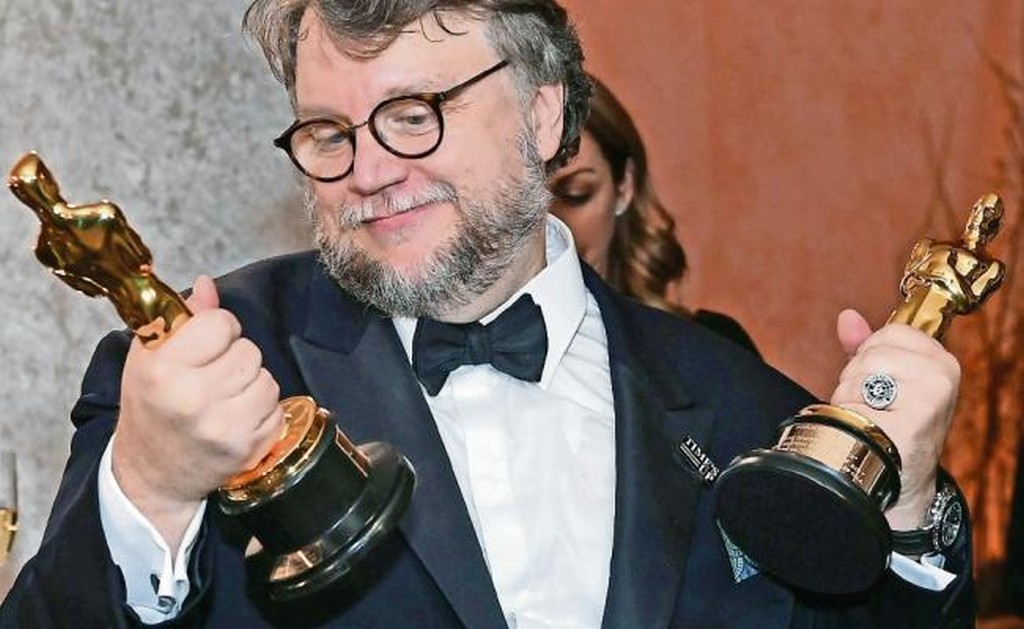 El realizador tapatío recibió las estatuillas doradas por Mejor Director y Mejor Película (ANGELA WEISS. AFP)