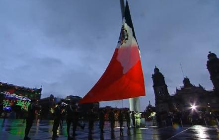 AMLO iza la bandera en memoria de las víctimas de los sismos del 19-S de 1985 y 2017