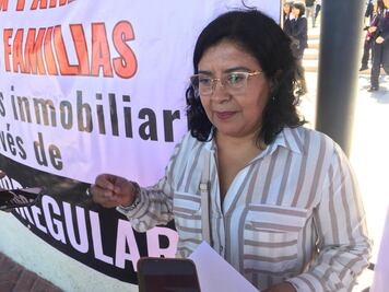 Mujer se encadena a las afueras del Poder Judicial de SLP; exige audiencia por fraude inmobiliario