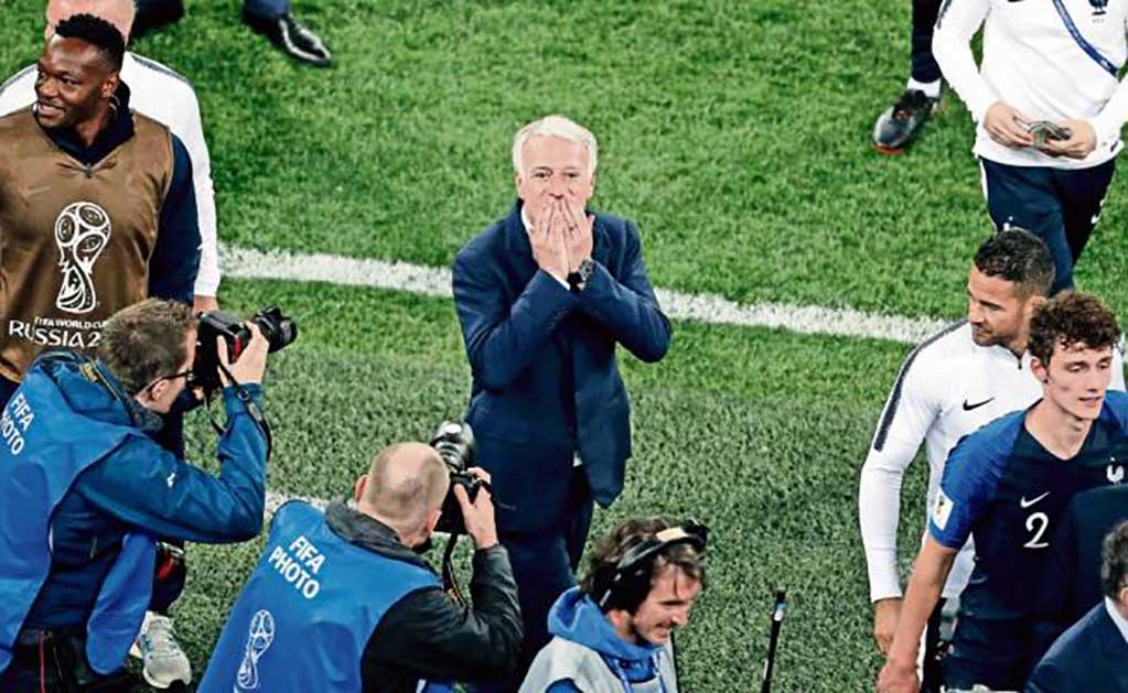 Deschamps va por la hazaña en Rusia 2018 (ADRIAN DENNIS. AFP)