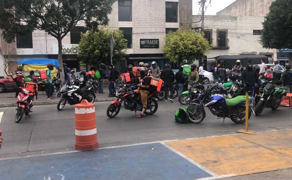 Repartidores de plataformas protestan en SLP para exigir condiciones de seguridad en vialidades
