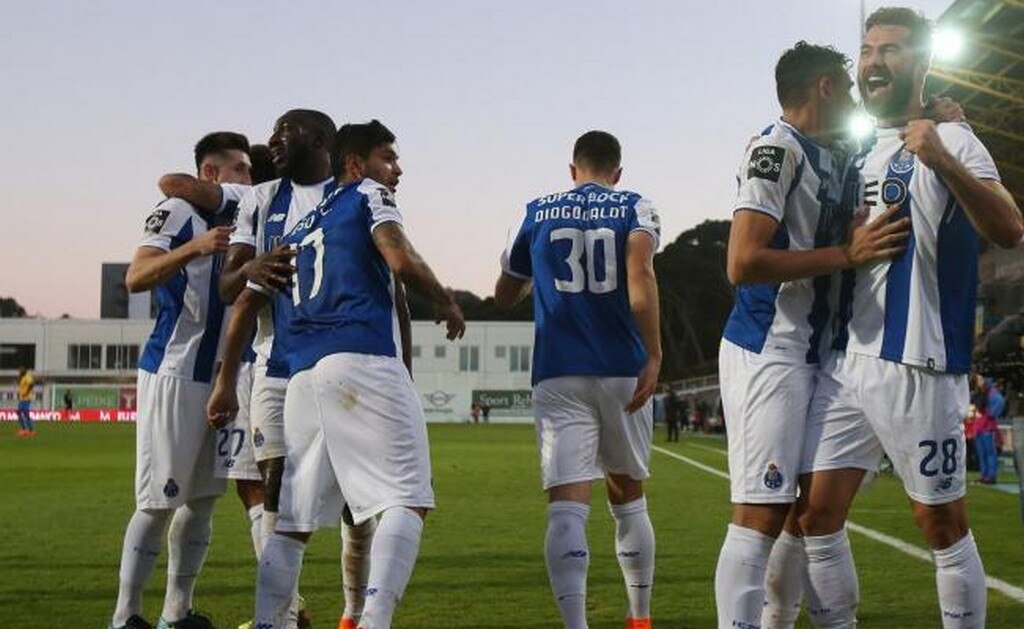 Porto derrota al Estoril y es más líder que nunca
