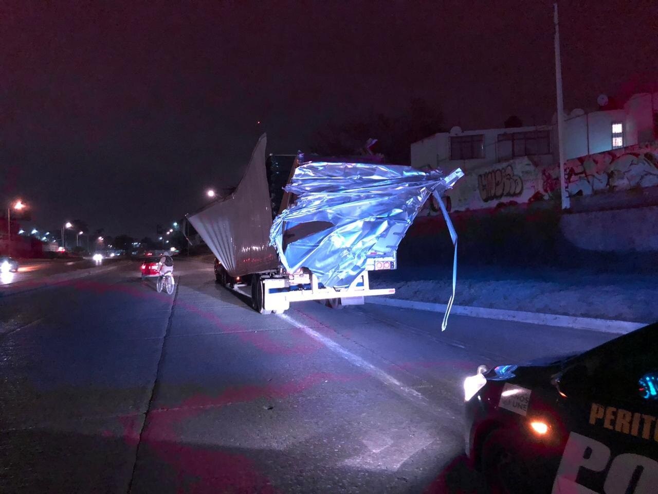 Tráiler se atora en Puente Soledad; destroza la unidad