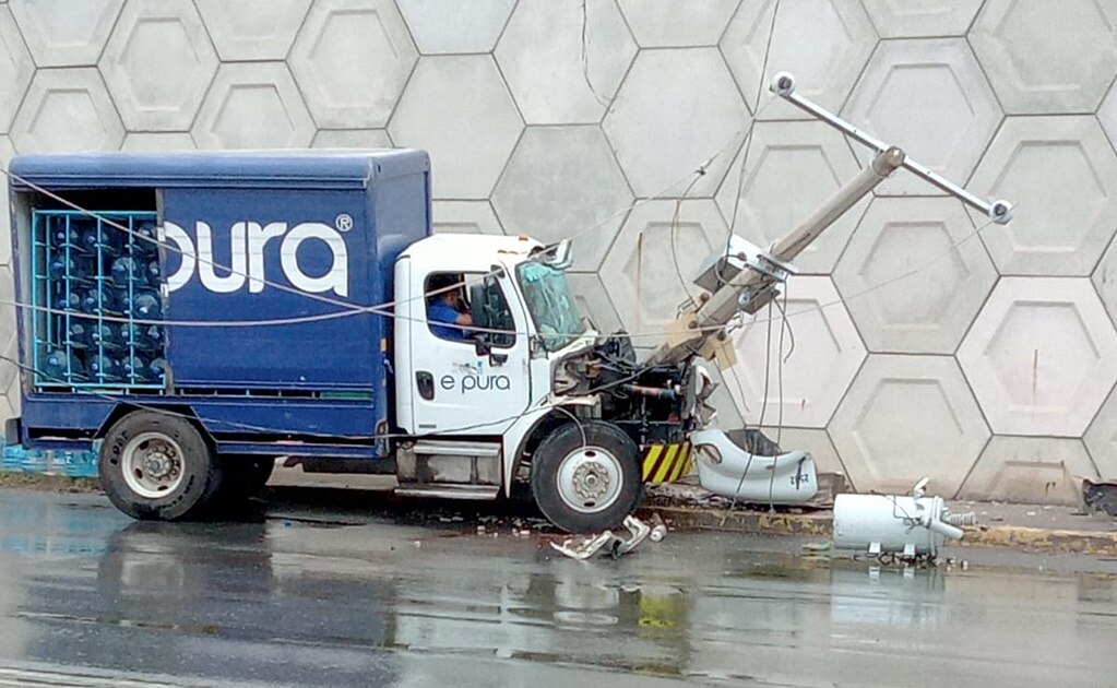 Camión repartidor de agua choca contra un poste de luz en la carretera 57