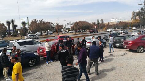 Reportan enfrentamiento entre taxistas y uber