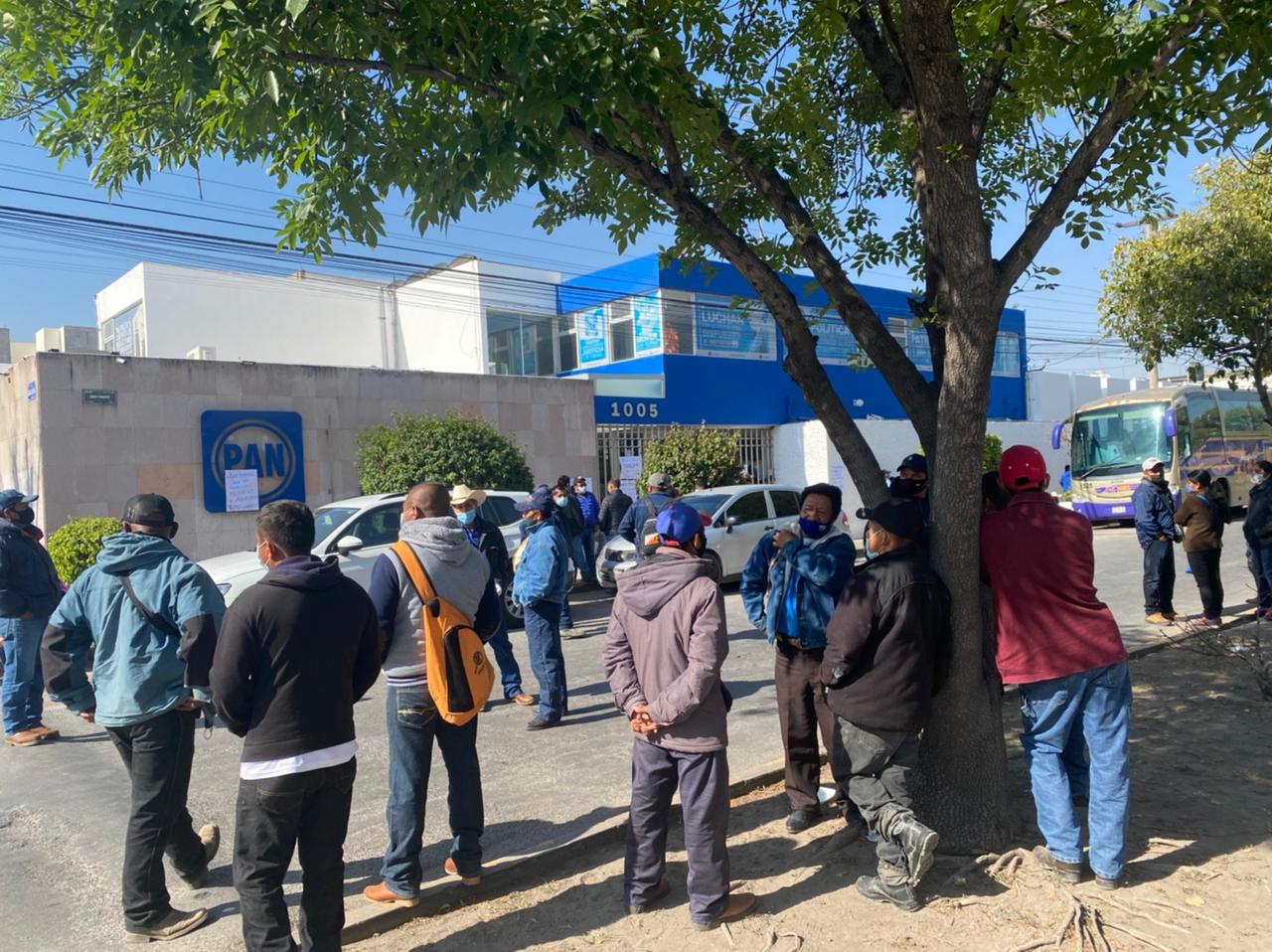 Panistas de Aquismón bloquean accesos a Comité Estatal del PAN