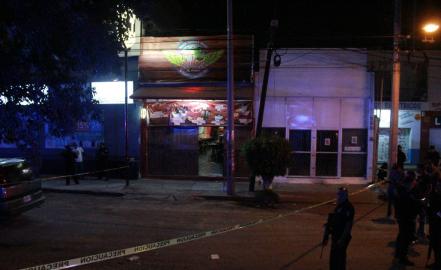 Balean bar de “alitas” en El Paseo