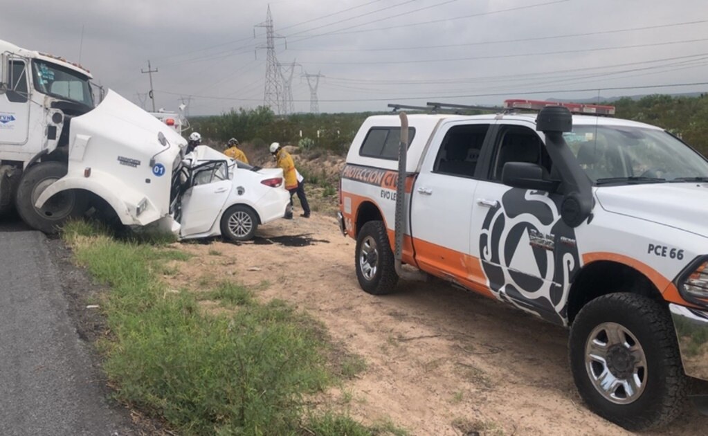Dos muertos, saldo de choque entre tráiler y automóvil compacto en Nuevo León