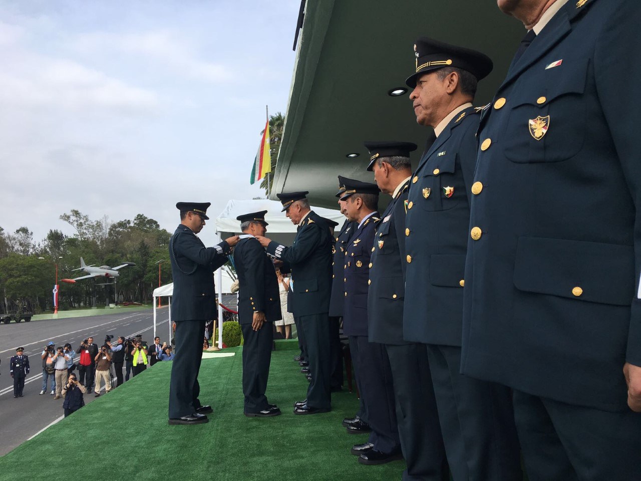 Sedena impone condecoraciones a Fuerzas Armadas