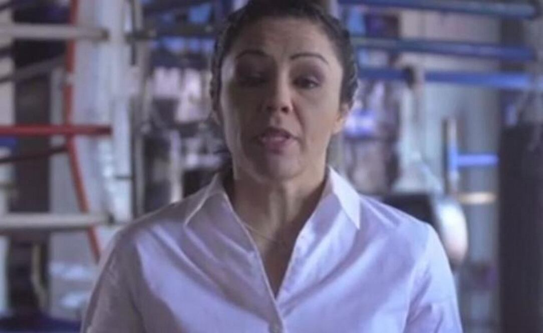 La ex boxeadora critica al PRI en el spot.