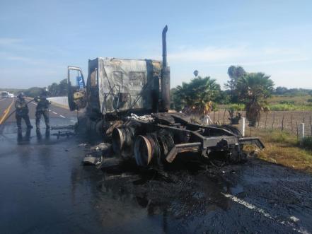 Llamas consumen tráiler en supercarretera a Rioverde 